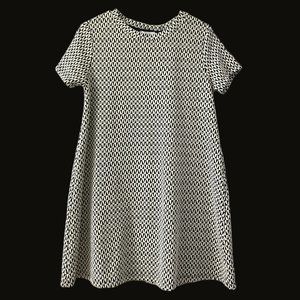 Zara Trafaluc textured geometric black & white short sleeve a-line dress / Sz L